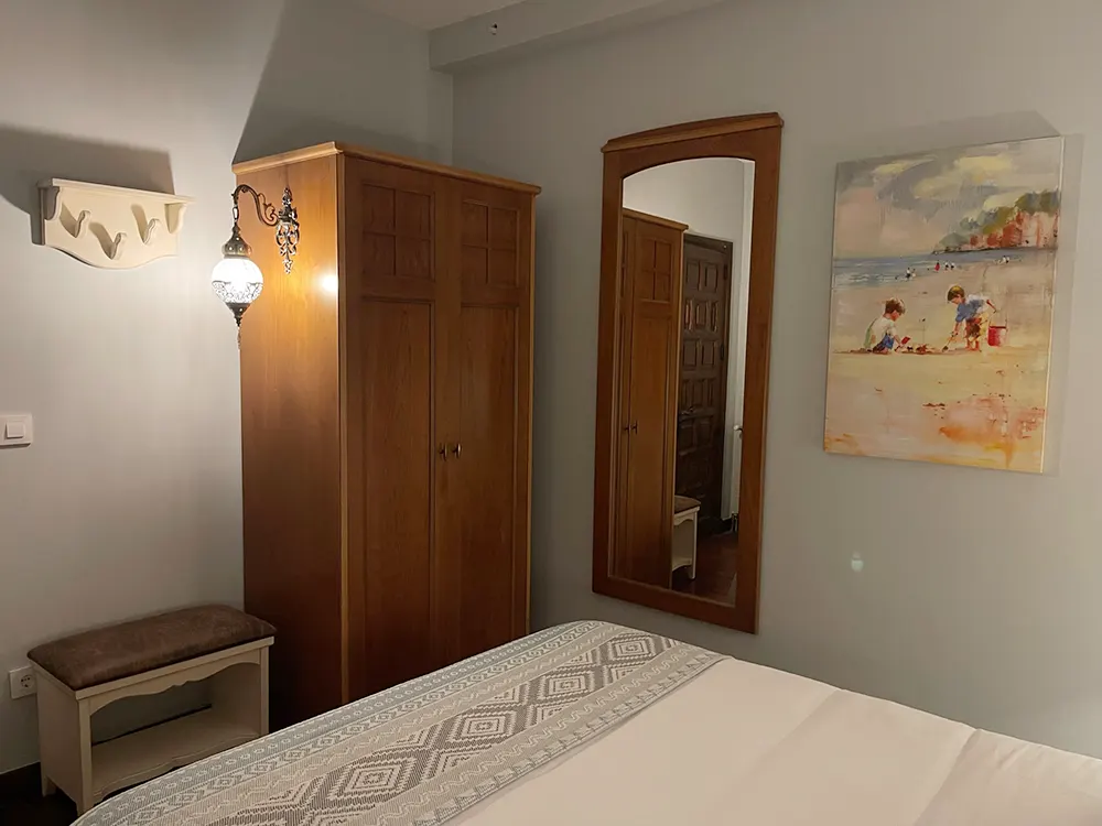 Armario clásico en habitación doble en la Solana de Mogro