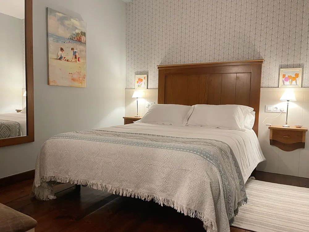 Cama doble clásica en la solana de mogro