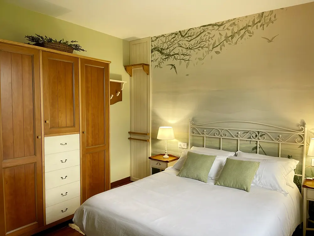 Cama doble con cabecero de forja en la solana de mogro