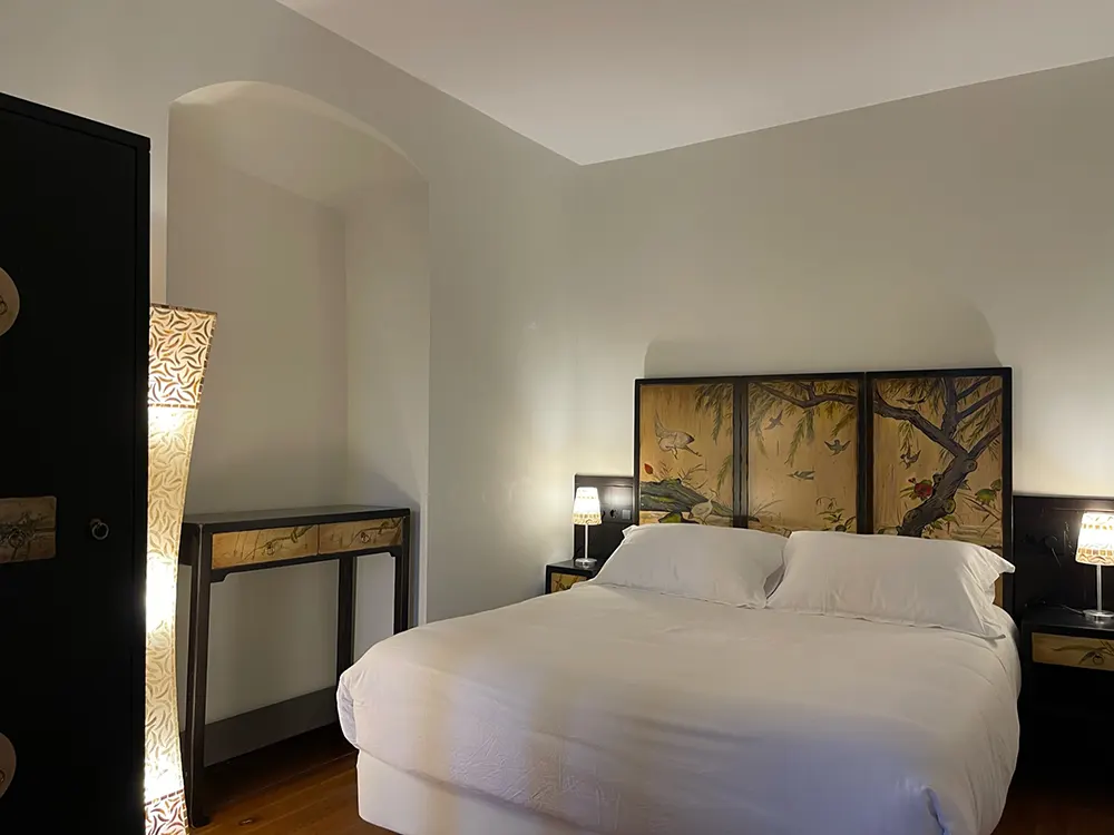 Cama doble con cabecero japonés en Solana de Mogro
