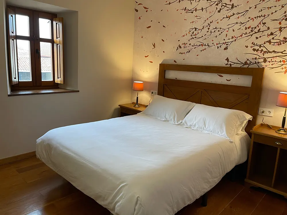 Cama doble en habitación en la Solana de Mogro