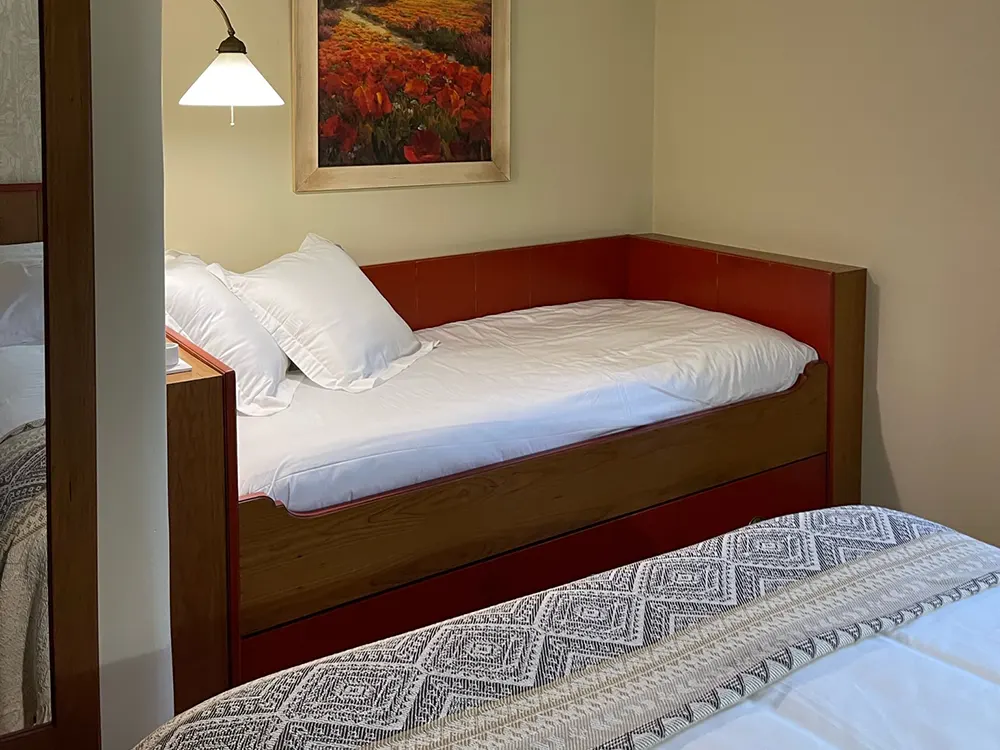 Cama individual en habitación doble en la Solana de Mogro