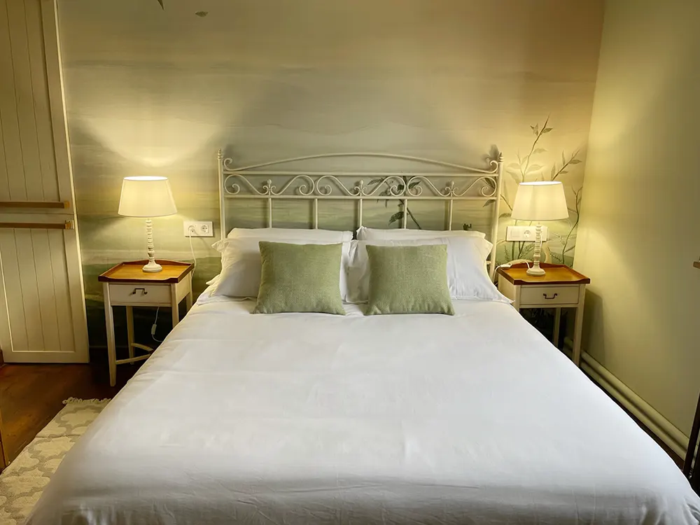 Habitación con detalles florales en la solana de mogro