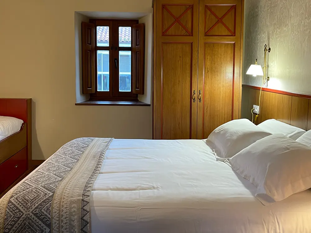 Habitación doble con ventana en la Solana de Mogro