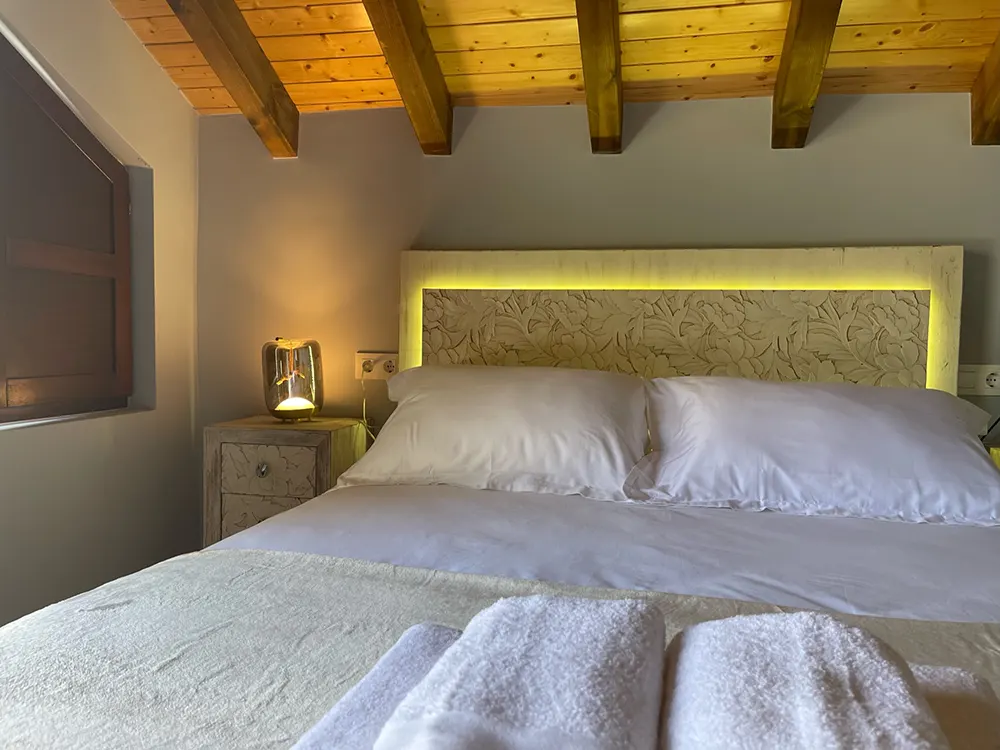 habitación doble con cabecero led en solana de mogro